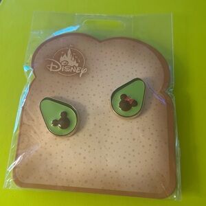 🥑NWT🥑 Mickey and Minnie Mouse Avocado Pin Set